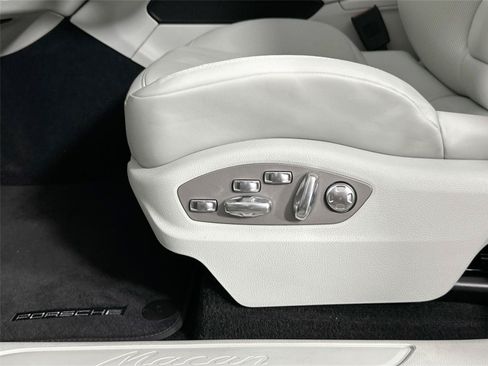 Certified 2024 Porsche Macan AWD/4WD image 34
