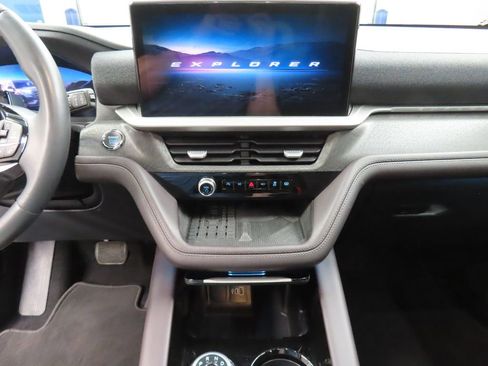 Used 2025 Ford Explorer Platinum w/ LUX Leather Package AWD/4WD image 19