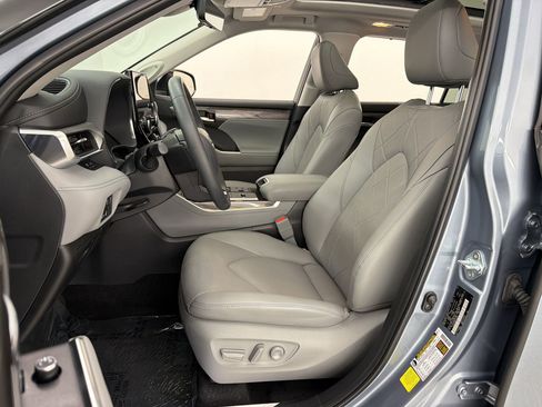 Used 2024 Toyota Highlander FWD image 5