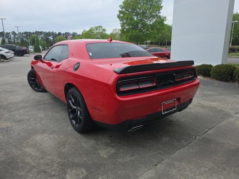 Used 2022 Dodge Challenger SXT w/ Plus Package image 5