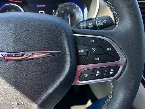 Used 2024 Chrysler Pacifica Touring-L image 24