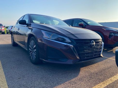 Used 2024 Nissan Altima 2.5 SV FWD image 2