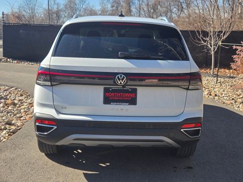 New 2026 Volkswagen Taos SE FWD image 4