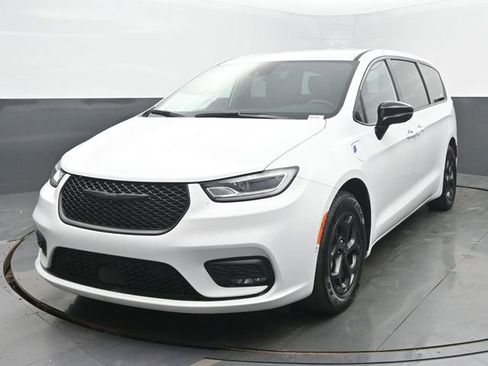 Used 2024 Chrysler Pacifica Limited FWD image 1