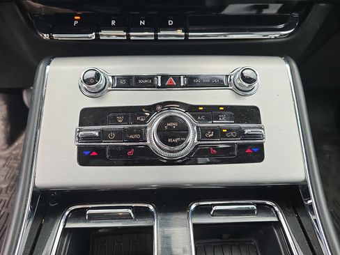 Used 2023 Lincoln Aviator AWD w/ Premium Package image 21