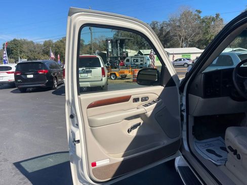 Used 2002 Cadillac Escalade Luxury image 17