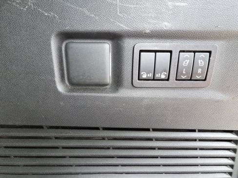 Used 2023 Chevrolet Suburban Premier image 34