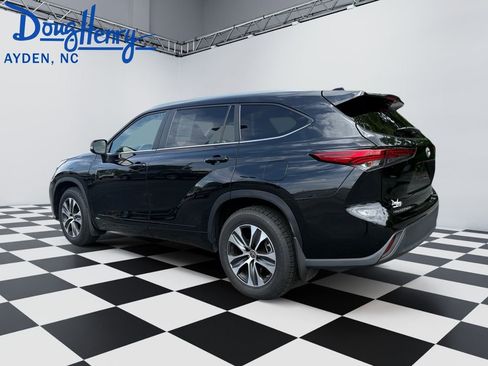 Used 2023 Toyota Highlander XLE AWD/4WD image 3