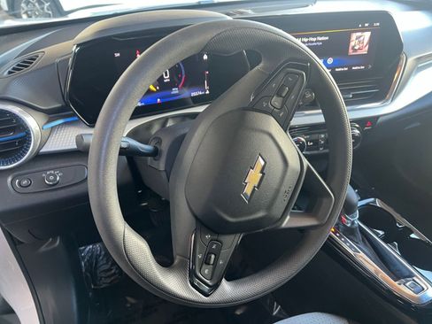 Used 2025 Chevrolet Trax LT FWD image 28