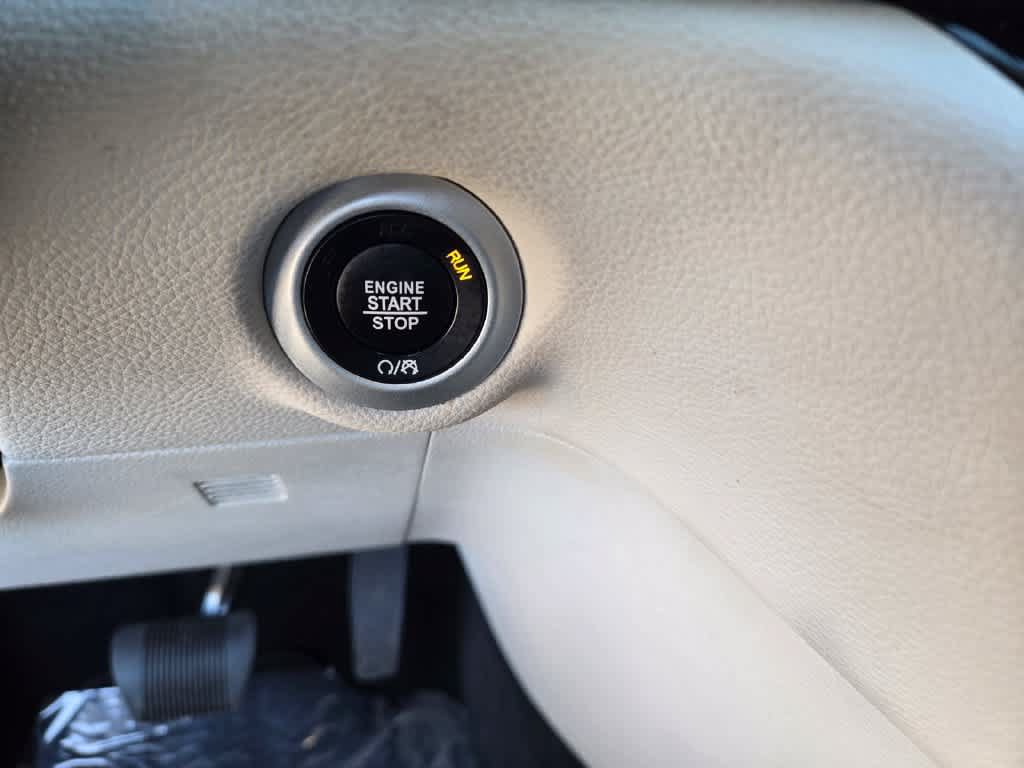 Used 2024 Chrysler Pacifica Limited FWD image 13