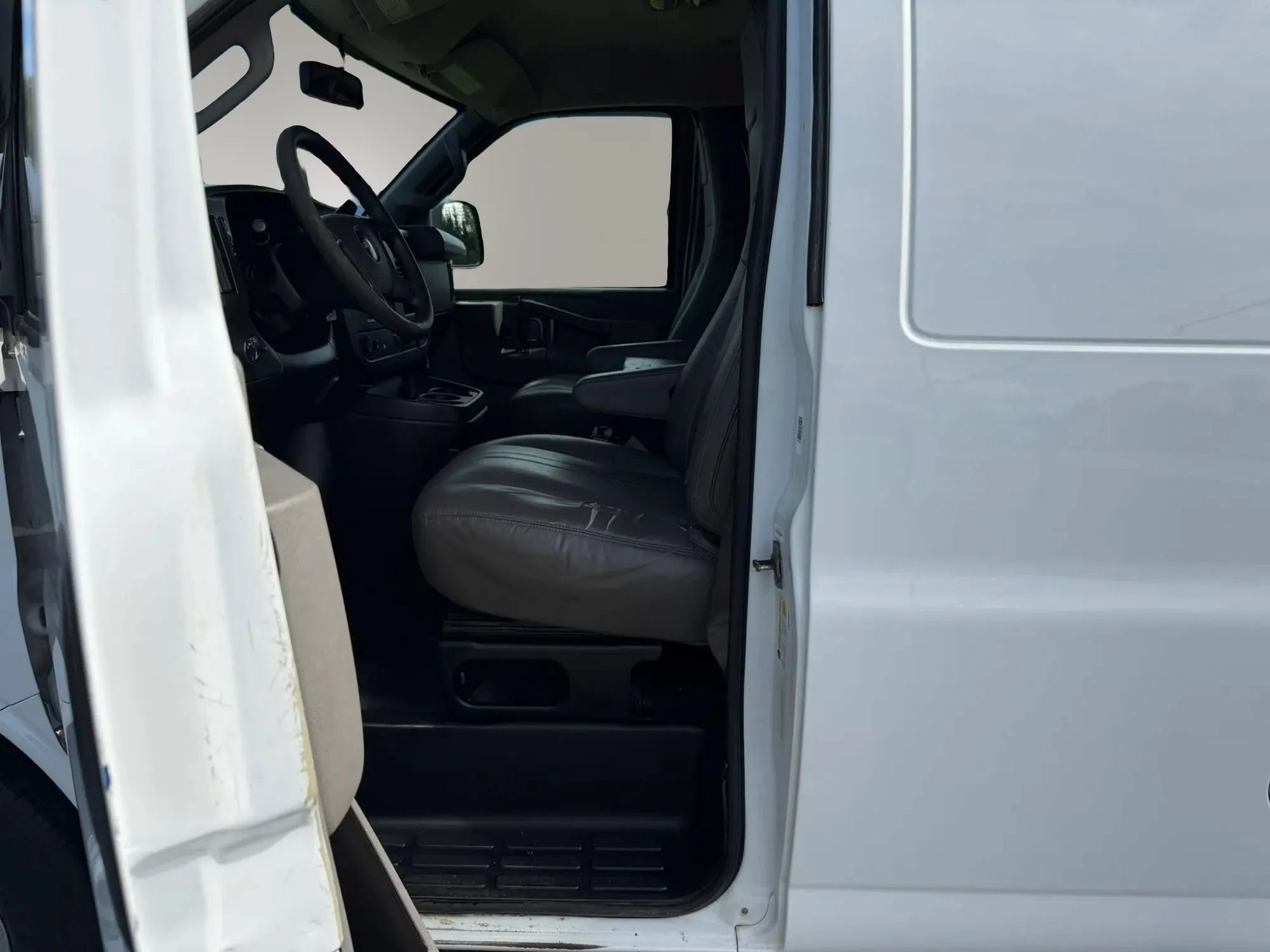 Used 2017 Chevrolet Express 2500 RWD image 11