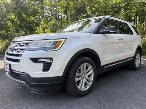 Used 2019 Ford Explorer XLT w/ Equipment Group 202A AWD/4WD image 7