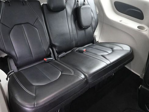 Used 2023 Chrysler Pacifica Touring-L FWD image 11