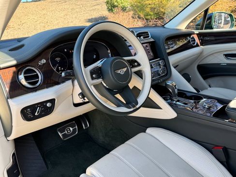 Used 2023 Bentley Bentayga Extended Wheelbase image 20
