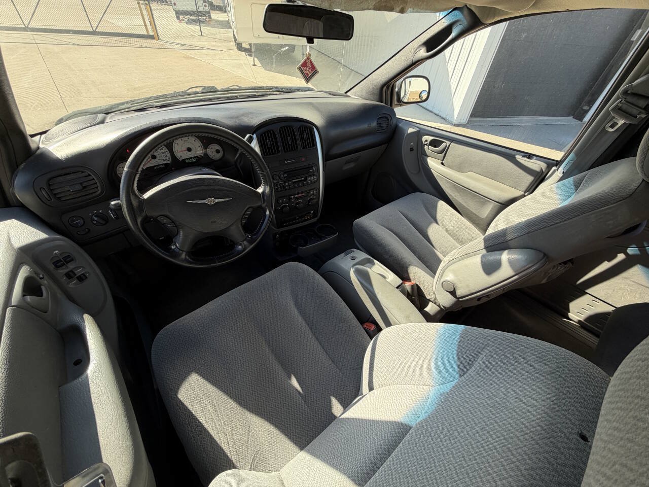 Used 2005 Chrysler Town & Country Touring FWD image 15