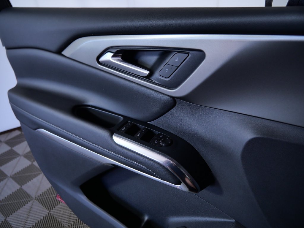 Used 2025 Chevrolet Traverse LT w/ Driver Confidence Package FWD image 26