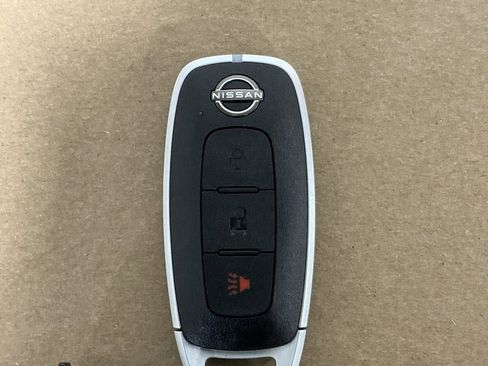 Used 2025 Nissan Rogue S image 25