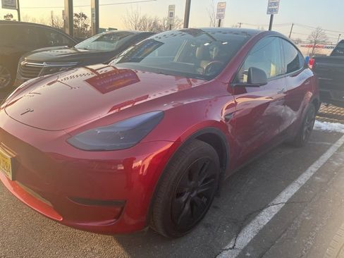 Used 2024 Tesla Model Y Long Range image 1