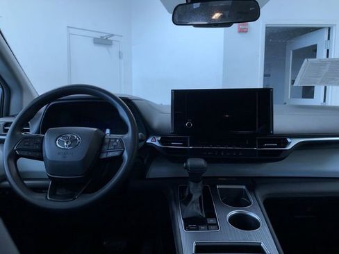 Used 2025 Toyota Sienna LE image 18