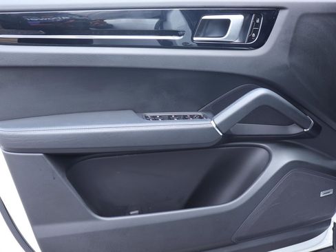 Used 2021 Porsche Cayenne image 10