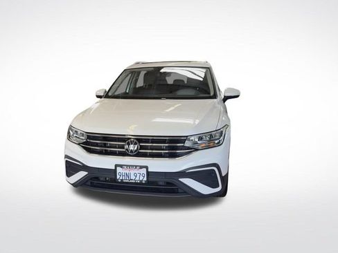Certified 2023 Volkswagen Tiguan SE w/ Panoramic Sunroof Package FWD image 3