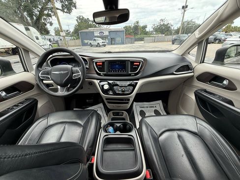 Used 2020 Chrysler Voyager Lxi image 12
