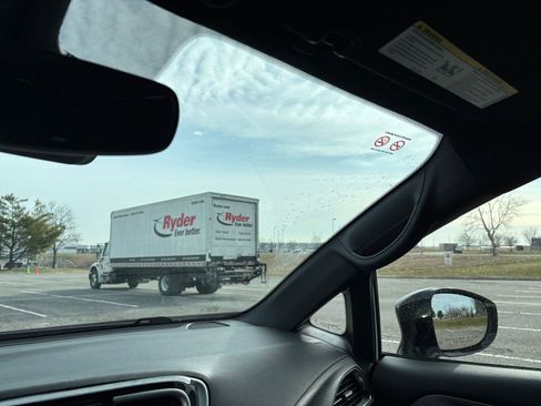 Used 2025 Chrysler Pacifica Limited image 40