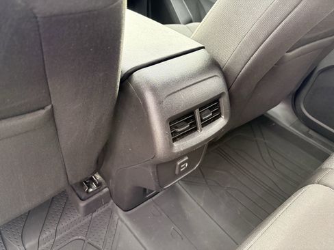 Used 2021 Chevrolet Equinox LT image 31