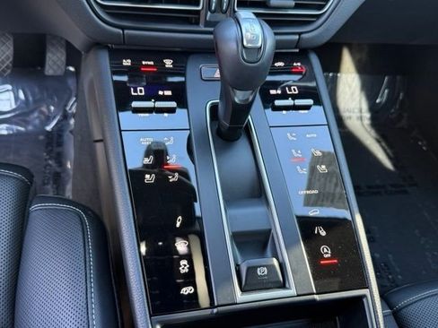 Used 2025 Porsche Macan AWD/4WD image 16