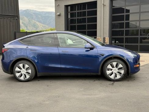 Used 2023 Tesla Model Y Long Range AWD/4WD image 3