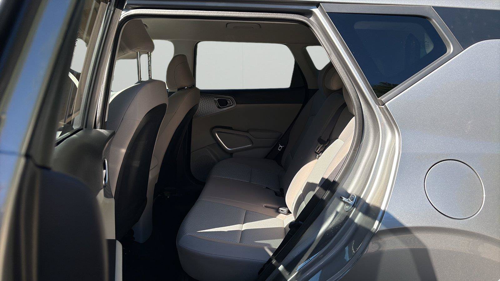 Used 2025 Kia Soul LX w/ LX Technology Package FWD image 11