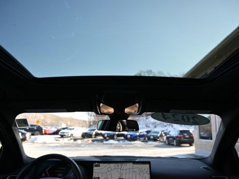 Used 2024 BMW 330i xDrive Sedan image 3