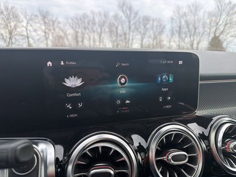 Used 2020 Mercedes-Benz GLB 250 4MATIC image 35