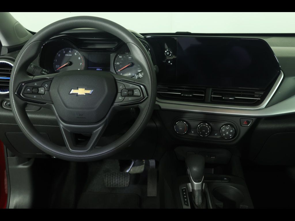 Used 2025 Chevrolet Trax LS w/ LS Convenience Package FWD image 14