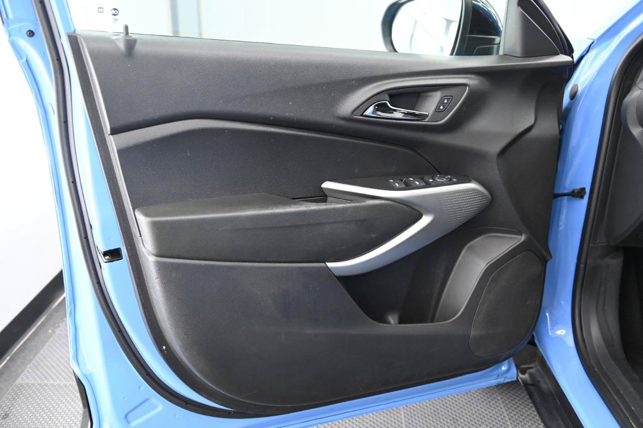 Used 2024 Chevrolet Trax RS w/ Sunroof Package FWD image 15