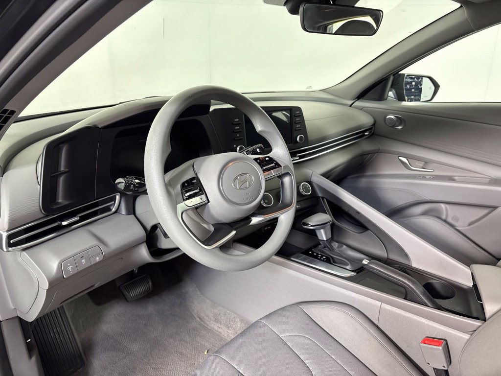 Used 2025 Hyundai Elantra SE FWD image 16