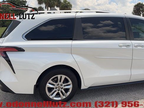 Used 2022 Toyota Sienna Limited FWD image 36