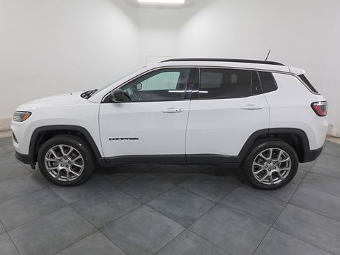 Used 2022 Jeep Compass Latitude image 2