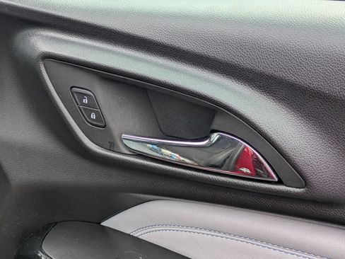 Used 2025 Chevrolet Trax LT FWD image 32