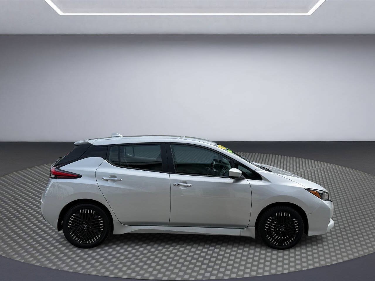 Used 2025 Nissan Leaf SV Plus FWD image 4