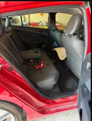 Used 2021 Toyota Prius XLE FWD image 3