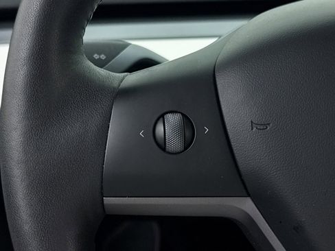 Used 2022 Tesla Model Y Long Range image 19