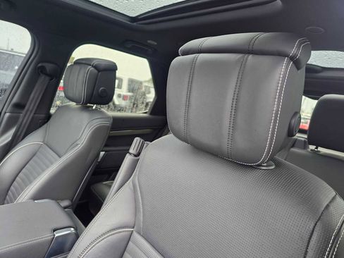 Used 2023 Land Rover Discovery Metropolitan Edition image 25