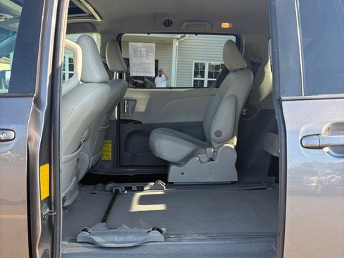 Used 2011 Toyota Sienna XLE FWD image 10