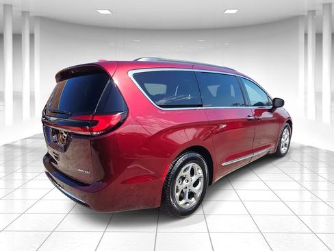Used 2022 Chrysler Pacifica Limited image 3