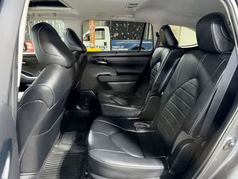 Used 2023 Toyota Highlander XLE AWD/4WD image 17
