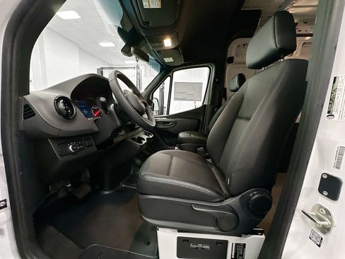Used 2025 Mercedes-Benz Sprinter 2500 image 22
