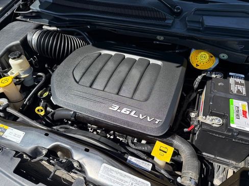 Used 2014 Chrysler Town & Country Touring FWD image 10