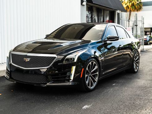 Used 2018 Cadillac CTS V w/ Luxury Package RWD image 3