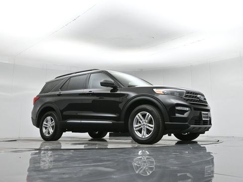 Used 2024 Ford Explorer XLT w/ Equipment Group 202A image 4